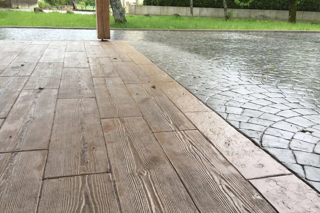 Hormigón impreso simulando madera en el patio trasero de un hogar.